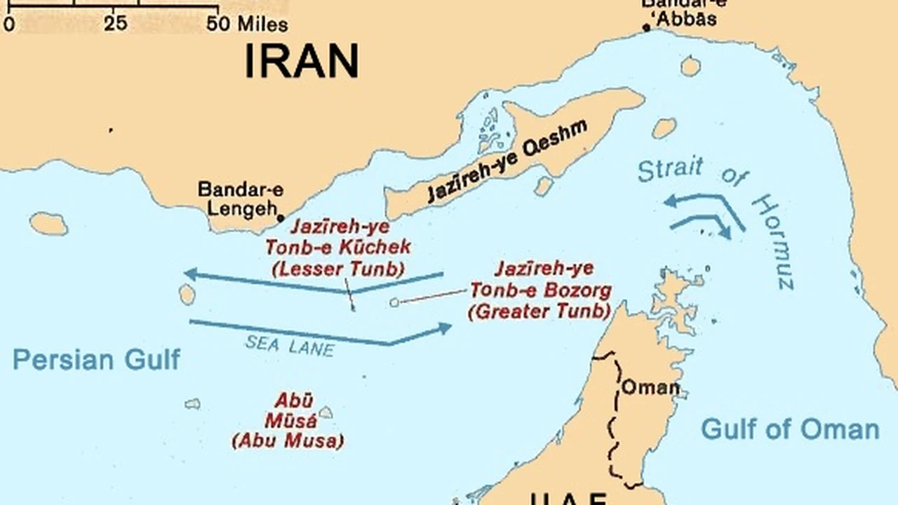 Sydkoreansk flådepersonale overvåger radarskærme under en maritim mission.
